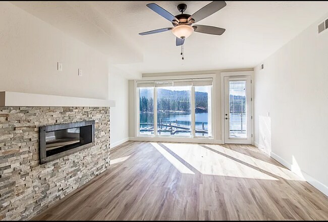 Building Photo - Beautiful river front condo move in ready!