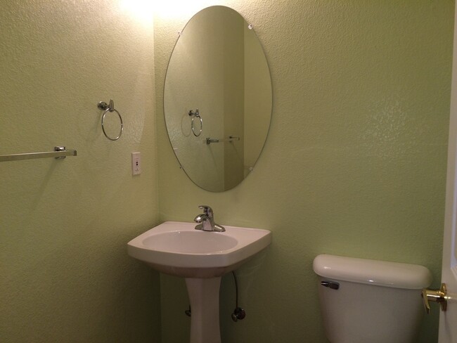 Building Photo - Beautiful 2B Condo in Lafayette's Autumn R...