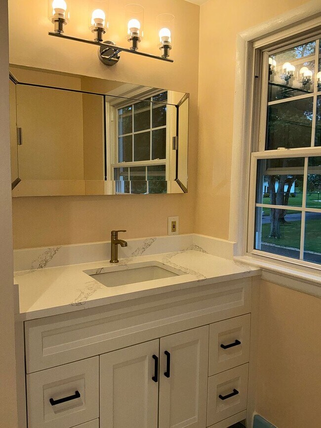 Building Photo - Very well maintained 4BR 2.5BA 5 level spl...