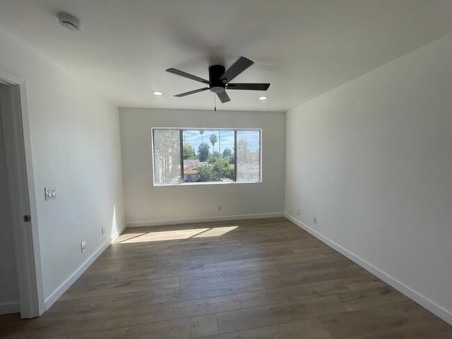 Building Photo - Modern 2-Bedroom Apartment in Gated Van Nu...