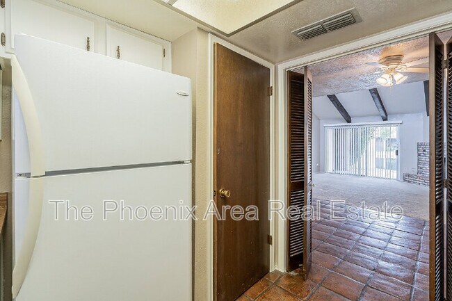 Building Photo - 2256 W Lindner Ave