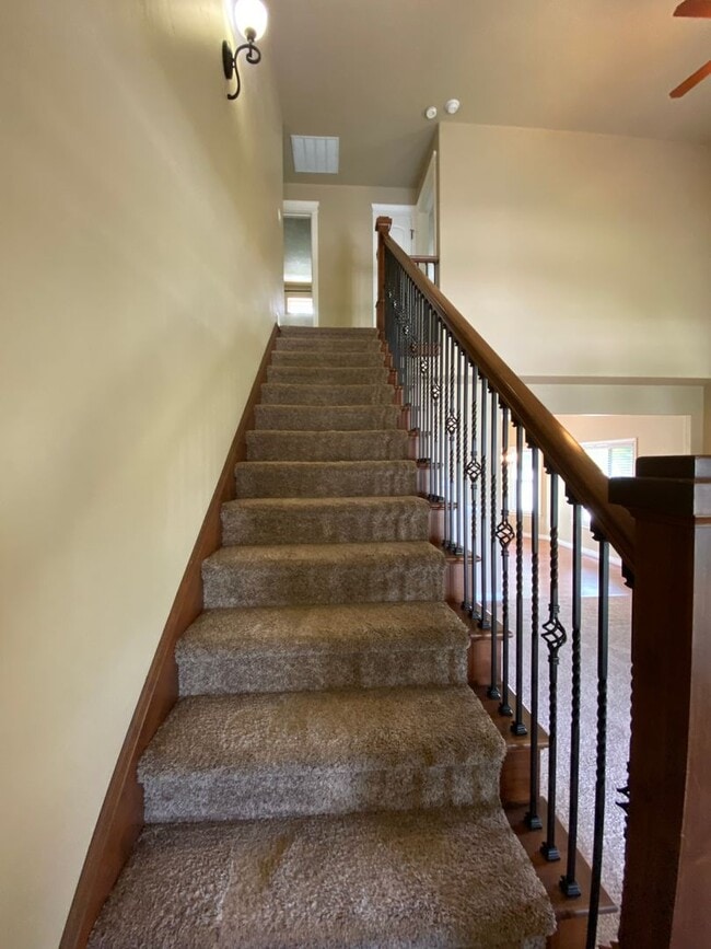 Building Photo - Lawn Care included!  4 bed 2.5 bath Neighb...