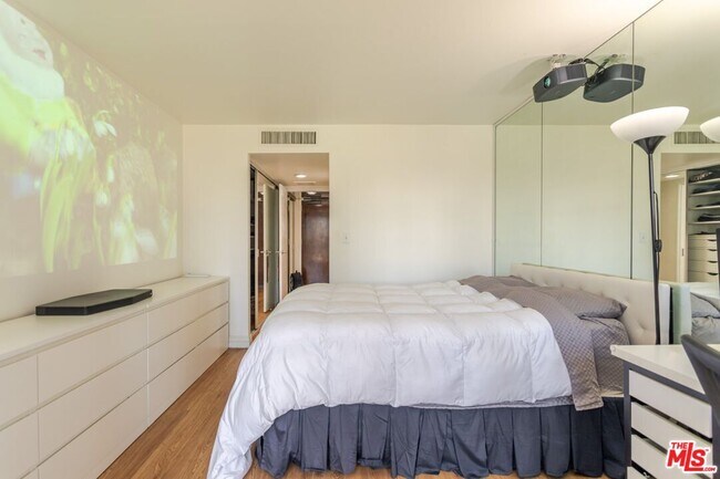 Building Photo - 800 W 1st St