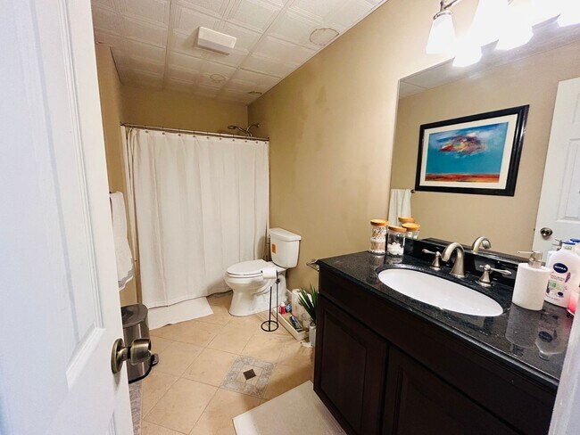 Building Photo - Incredible 4 bedroom/5 bath Tri-level home in Willoughby Park in NW Greensboro with finished base...