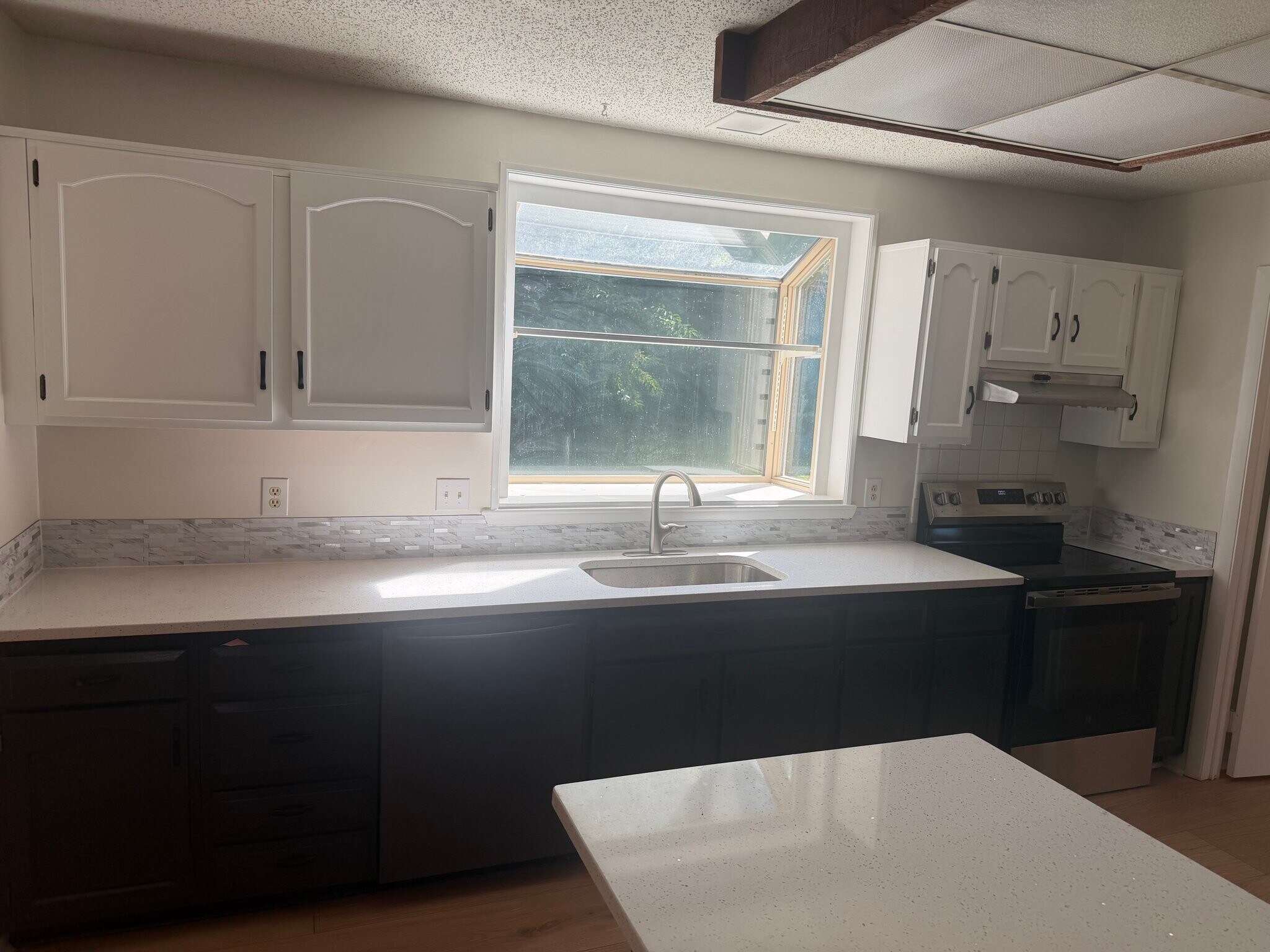 Building Photo - 1556 Beachview Dr
