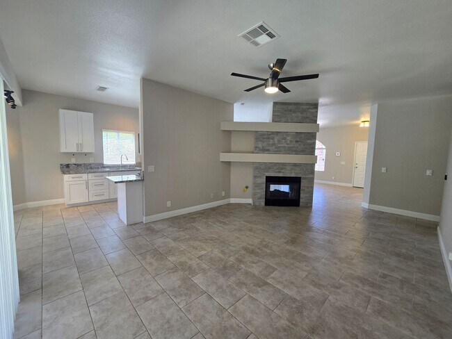 Building Photo - A Fabulous 4 Bedroom Single Story Home at the Lakes