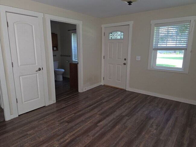 Building Photo - 3 bedroom home Eau Claire