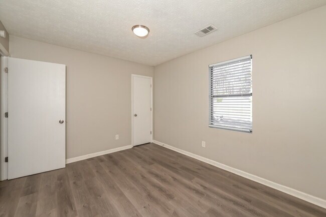 Building Photo - 4578 Old Lake Dr