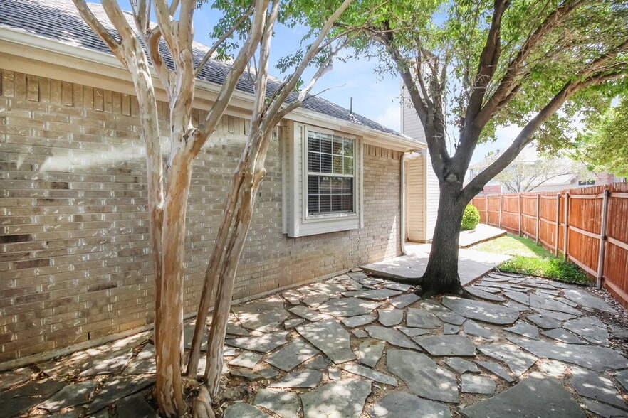 Building Photo - 828 Pinnacle Cir