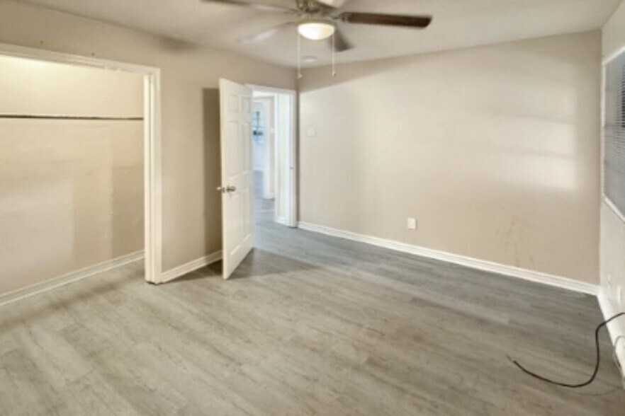 Building Photo - 5335 Burgundy St