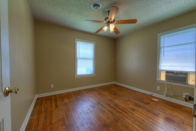 Building Photo - UT PRE-LEASE: 4 bed/2 bath North Campus home for pre-Lease. Features wood floors and many updates