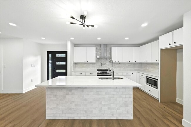 Building Photo - 815 Buckingham Pl