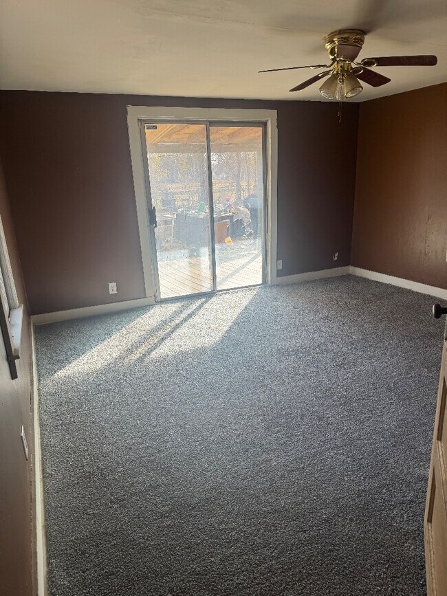 Building Photo - 227 E Poplar Ave