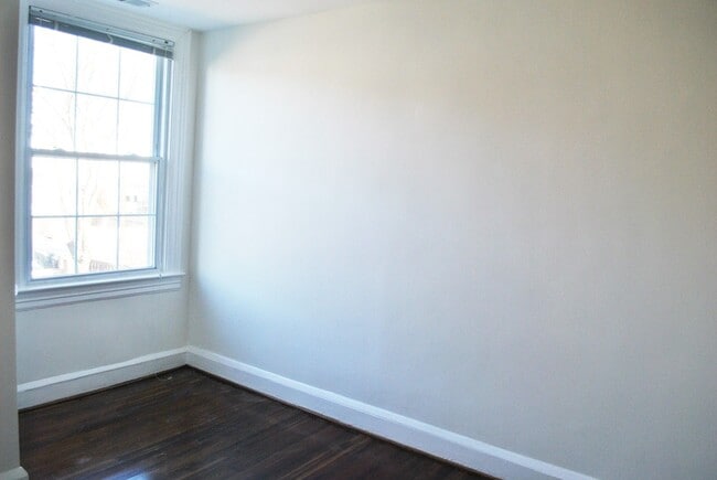 Building Photo - Georgetown near GT Medstar Hospital, Chic Rowhouse 5br/3Ba w/Yard, Deck, Parking