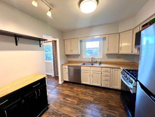 Building Photo - Apple Hill Community - 3 Bedroom 2 Bathroom - Beautiful Home for Rent!