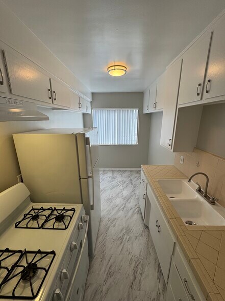 Building Photo - 6000 Franklin Ave