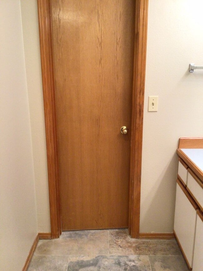 Building Photo - AVAILABLE NOW - Two Bedroom and Two Bath Duplex Unit in Bagley Downs Neighborhood