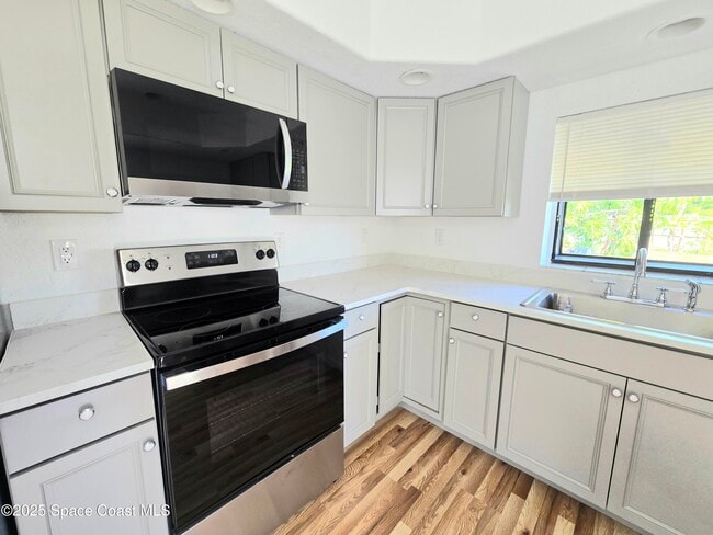 Building Photo - 484 Poinciana Dr