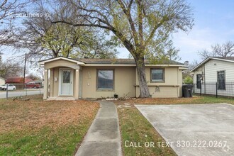 Building Photo - "Charming 2-Bed Oasis in San Antonio: Cozy...