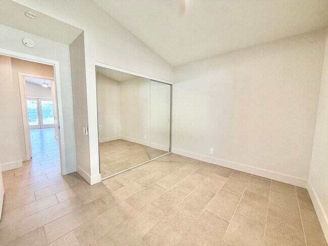 Building Photo - 835 Nueva Vista Dr S