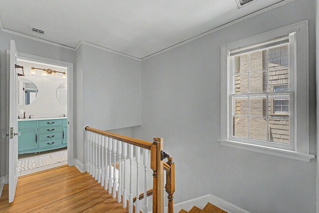 Building Photo - Fully Furnished Maple Ridge Home