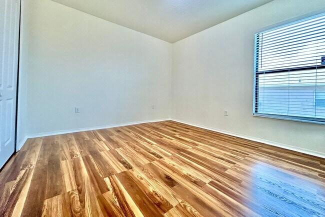 Building Photo - Designed for Living! 4beds, 2baths & scree...