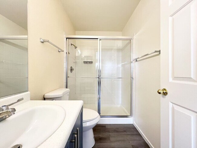 Building Photo - Spacious Townhome in Desirable Green Valle...
