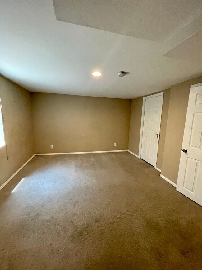 Building Photo - 6 Bed/3 Bath Home in Table Mesa