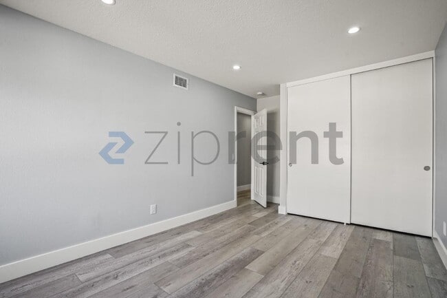 Building Photo - Unit