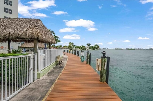 Building Photo - 10350 W Bay Harbor Dr