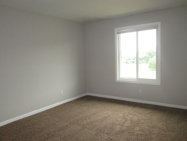 Building Photo - 800 Brook Dr