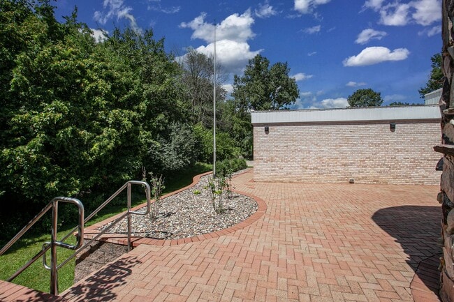 Building Photo - Luxury Riverfront Home