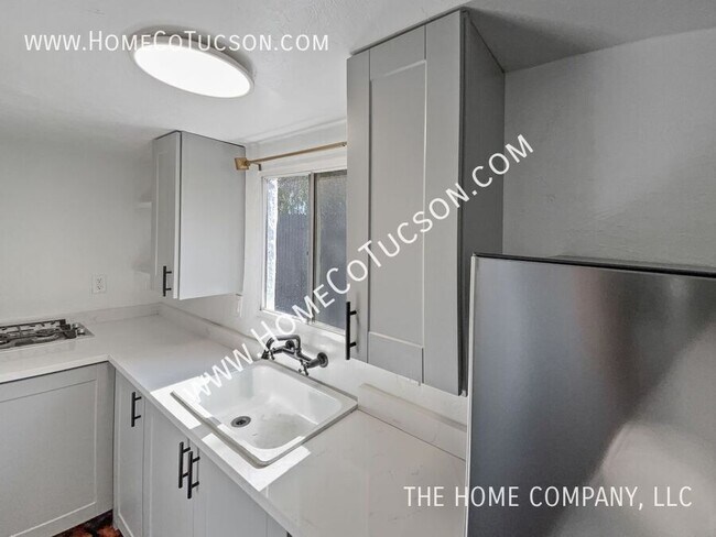 Building Photo - 940 E Florita St