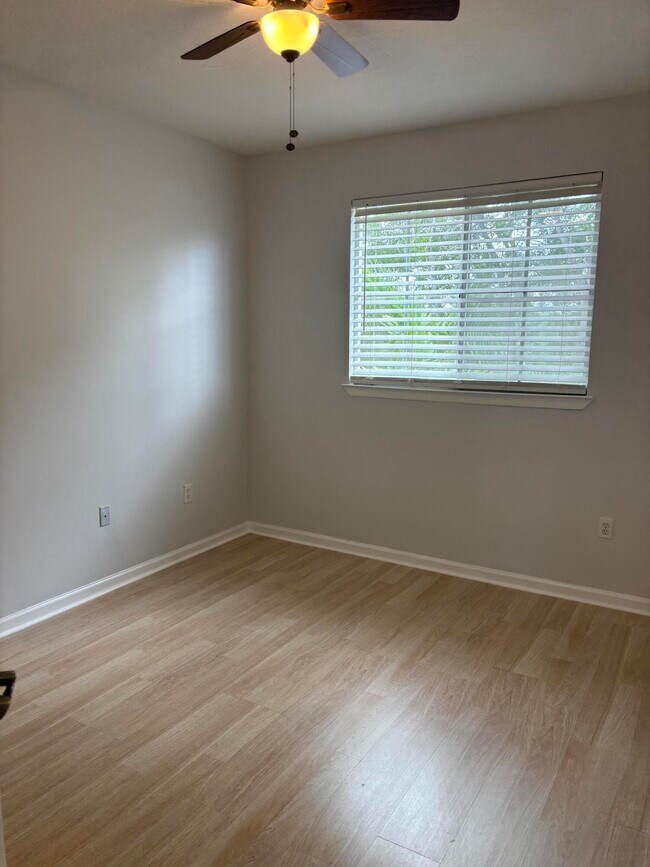 Building Photo - 2050 Alta Meadows Ln