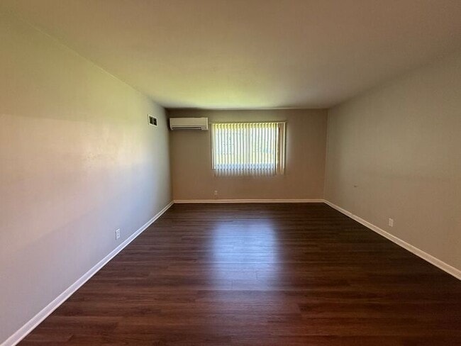 Building Photo - Remodeled 1 Bedroom Apartment!!!  Walk to the Square or Steps from Sumner Regional Hospital