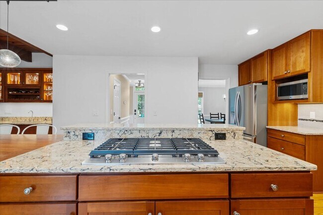 Building Photo - Spacious Home with Fenced Yard Exclusive Access to Hethwood Amenities