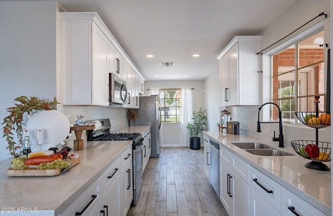 Building Photo - 5014 W Gardenia Ave