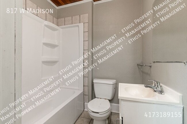 Building Photo - 817 W Madison-