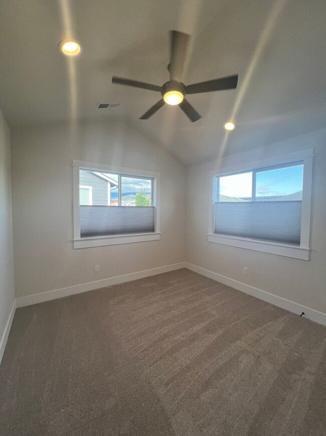 Building Photo - Charming three bedroom townhouse in the heart of Talent! | Available Mid May