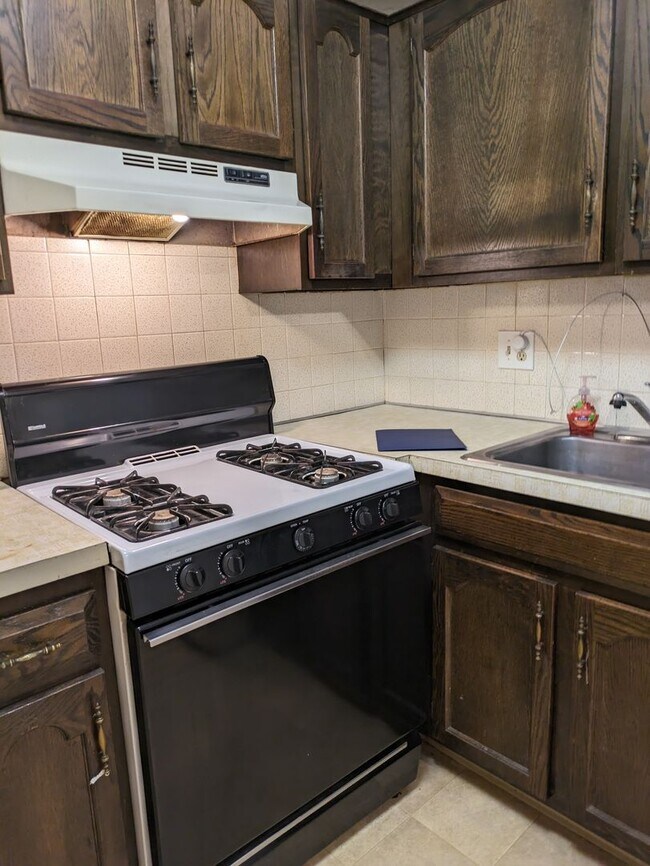 Building Photo - PENDING - Spacious 1 bedroom garden style condo at King's Court Condominiums