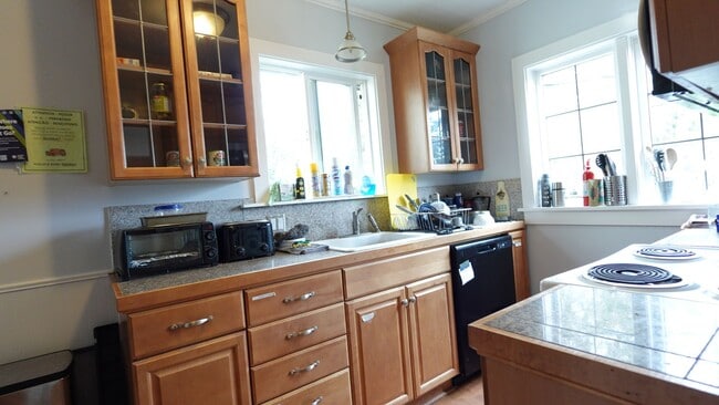 Building Photo - Cozy, Fully Furnished Roosevelt Shared Living Space