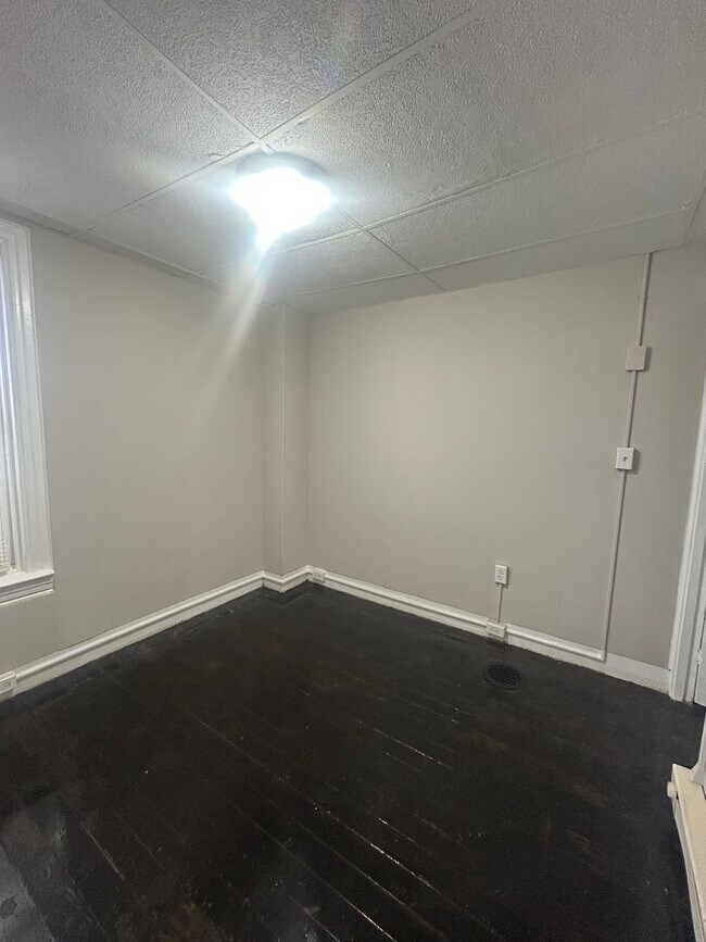 Building Photo - 4 Bedroom in York City
