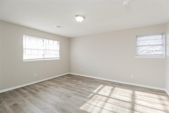 Building Photo - 929 W Idylwild Dr