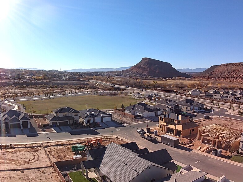 Building Photo - 693 S Taylor Creek Dr