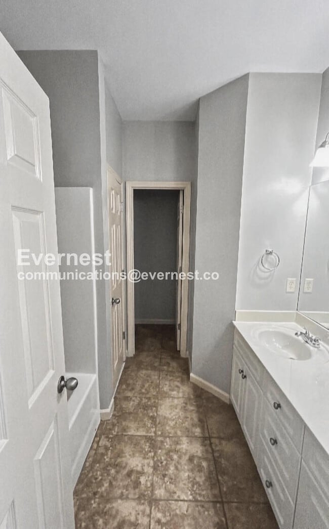 Building Photo - 1195 Washington Dr