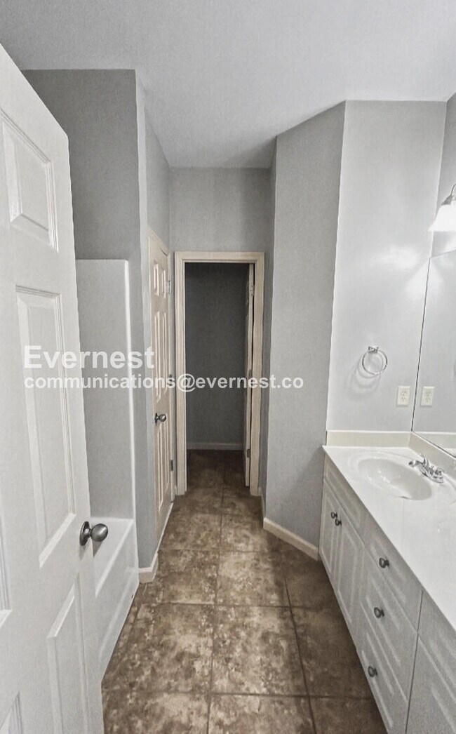 Building Photo - 3 Bed/2 Bath Home with Garage / Pet-Friendly / Available Now!