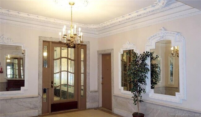 Building Photo - 548 Orange St