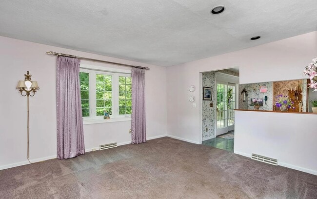 Building Photo - 3847 Quakerbridge Rd