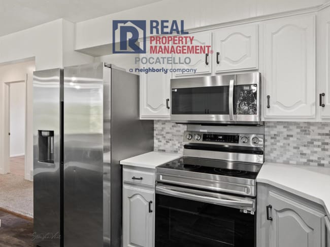 Building Photo - 5 Bedroom Home - University Area - Must See - Pet (dog) Negotiable