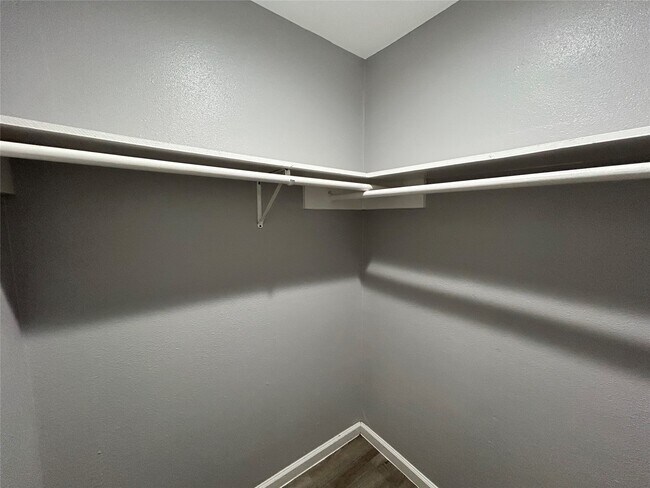 Building Photo - 2807 Beauchamp St